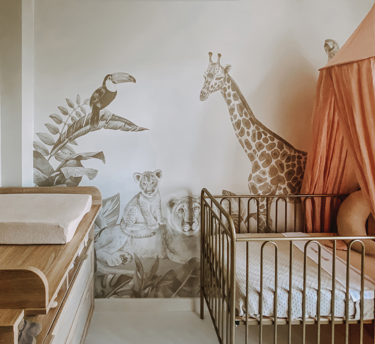Hardheid Appartement Uitgestorven Jungle behang in beige natuurtinten voor de kinderkamer.